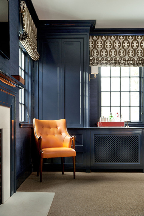 Ejemplo de despacho minimalista con paredes azules, moqueta y todas las chimeneas