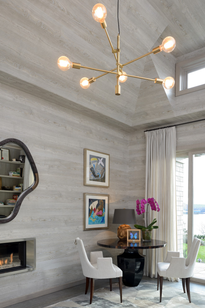 Inspiration pour un très grand bureau minimaliste en bois avec un mur gris, un sol en carrelage de céramique, aucune cheminée, un bureau intégré, un sol gris et un plafond voûté.
