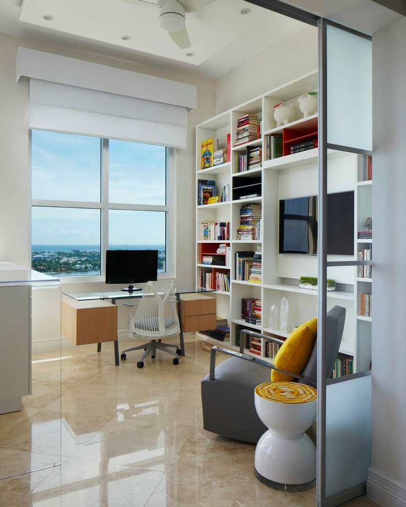 Inspiration pour un bureau design avec un mur blanc, aucune cheminée, un bureau indépendant et un sol beige.