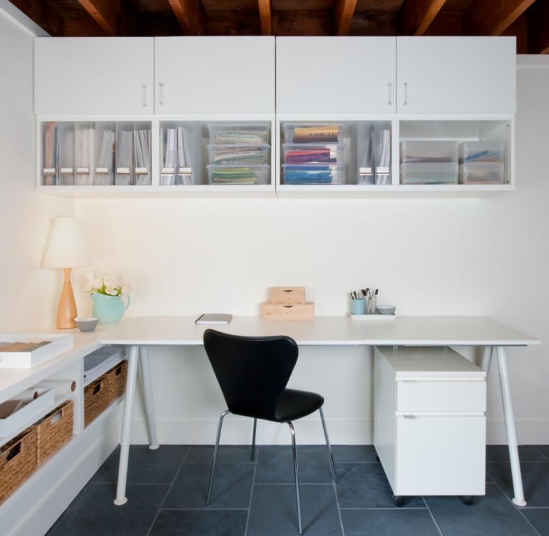 Kleines Modernes Arbeitszimmer mit Arbeitsplatz, weißer Wandfarbe, Schieferboden und freistehendem Schreibtisch in San Francisco