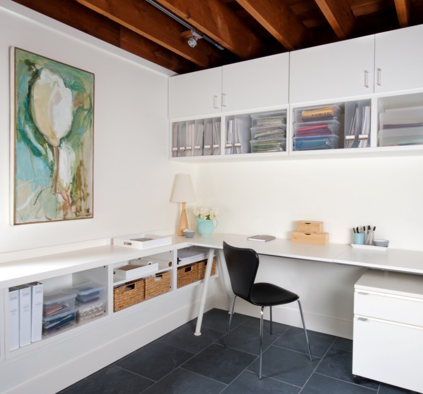 Foto de despacho actual pequeño con paredes blancas, suelo de pizarra y escritorio independiente
