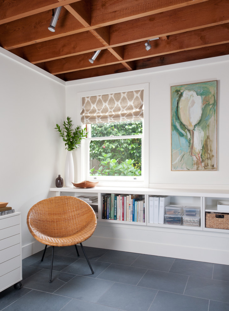 Immagine di un piccolo ufficio moderno con pareti bianche, pavimento in ardesia, scrivania autoportante e pavimento grigio