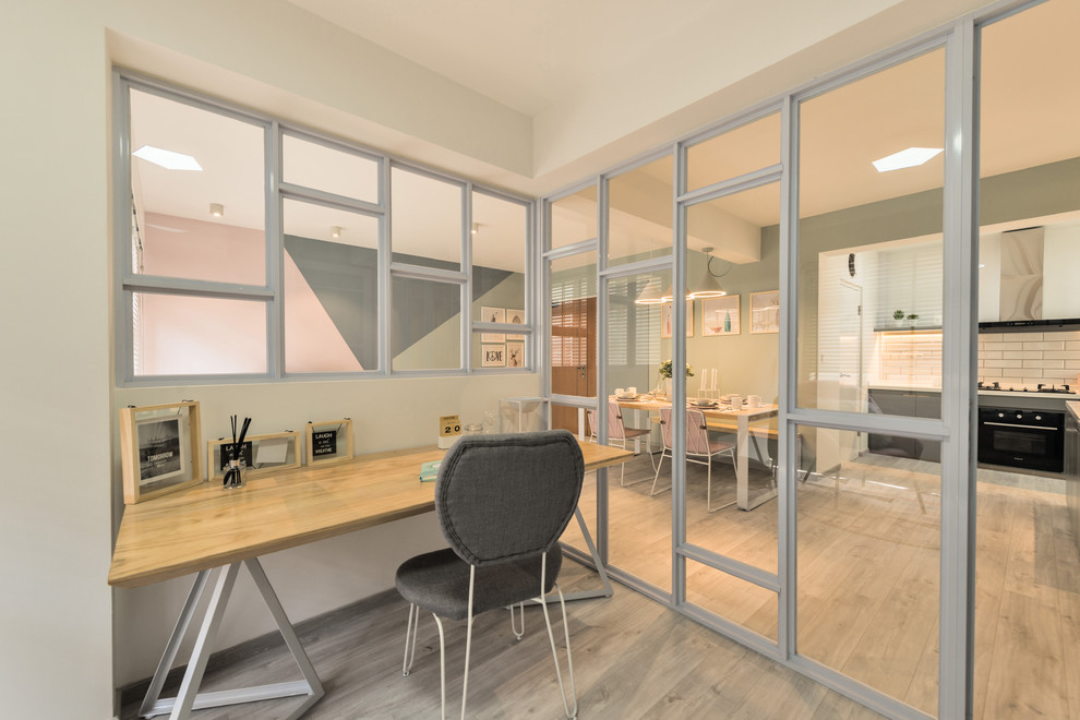 Cette image montre un bureau nordique avec un mur gris, parquet clair, un bureau indépendant et un sol beige.