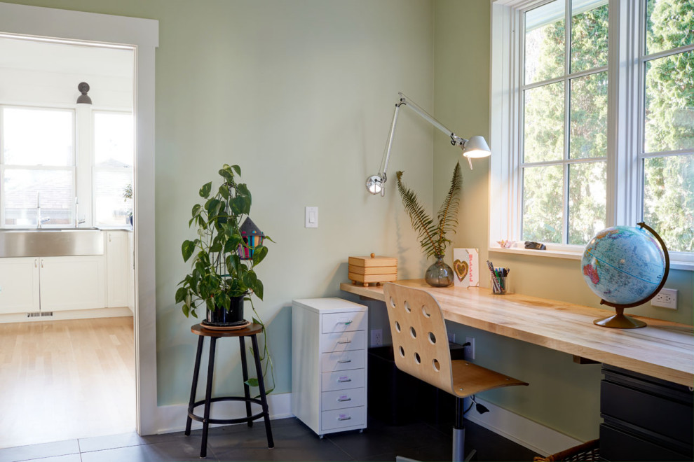 Стильный дизайн: кабинет в стиле кантри с зелеными стенами, полом из керамогранита и черным полом - последний тренд