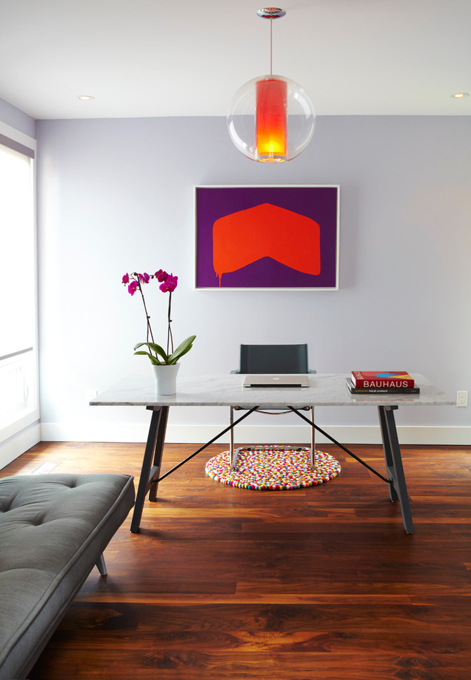 Стильный дизайн: кабинет в современном стиле с фиолетовыми стенами, темным паркетным полом и отдельно стоящим рабочим столом - последний тренд