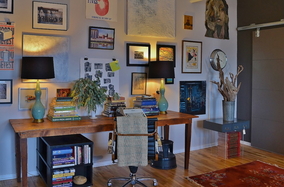 シカゴにあるエクレクティックスタイルのおしゃれなホームオフィス・書斎の写真