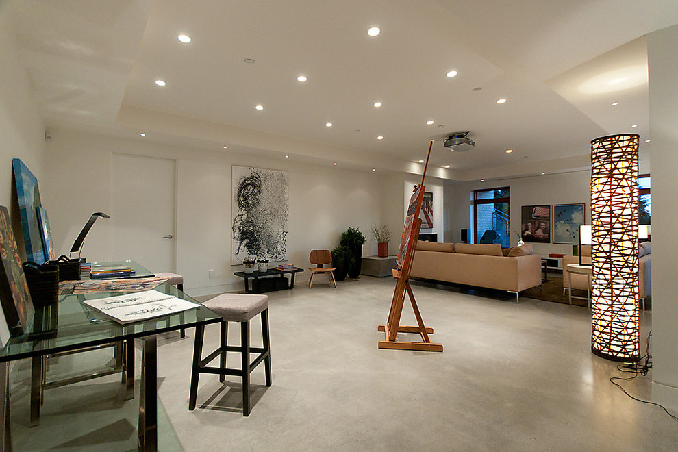 バンクーバーにあるコンテンポラリースタイルのおしゃれなホームオフィス・書斎 (コンクリートの床) の写真