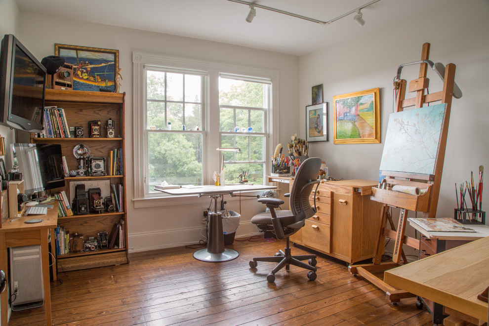 Idéer för ett mellanstort klassiskt hemmastudio, med vita väggar, mellanmörkt trägolv, ett fristående skrivbord och brunt golv