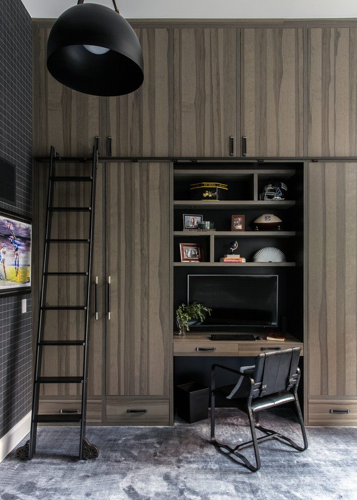 Imagen de despacho contemporáneo grande con paredes marrones, moqueta, escritorio empotrado y suelo gris