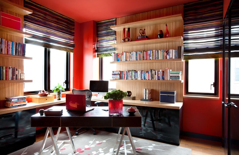 Inspiration för ett funkis hemmabibliotek, med röda väggar och ljust trägolv