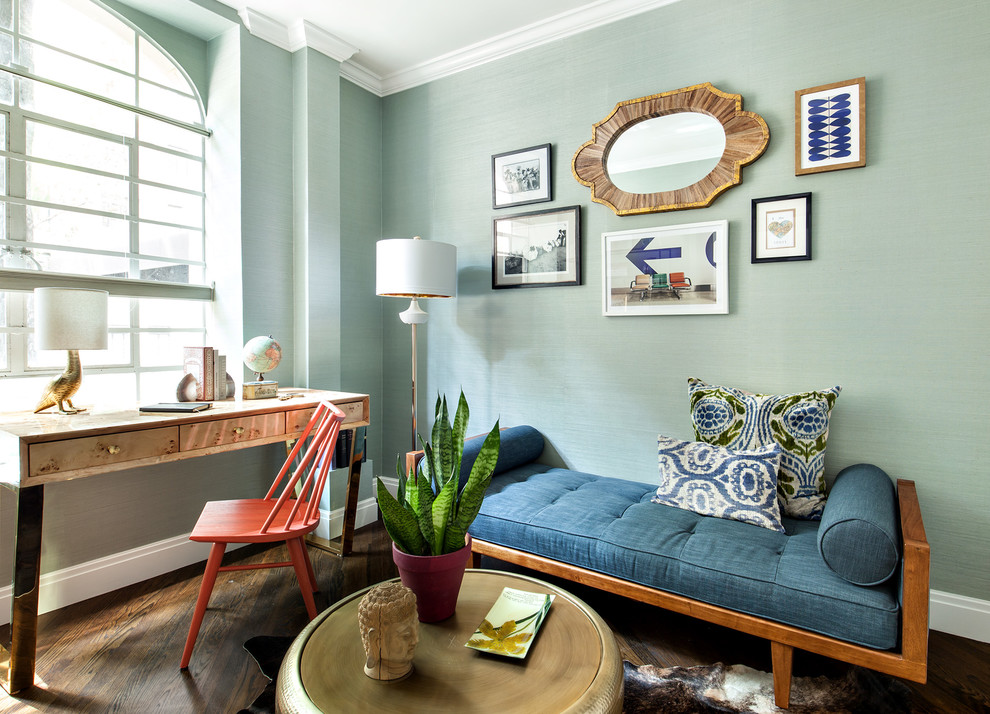 Источник вдохновения для домашнего уюта: рабочее место в стиле неоклассика (современная классика) с синими стенами, темным паркетным полом и отдельно стоящим рабочим столом