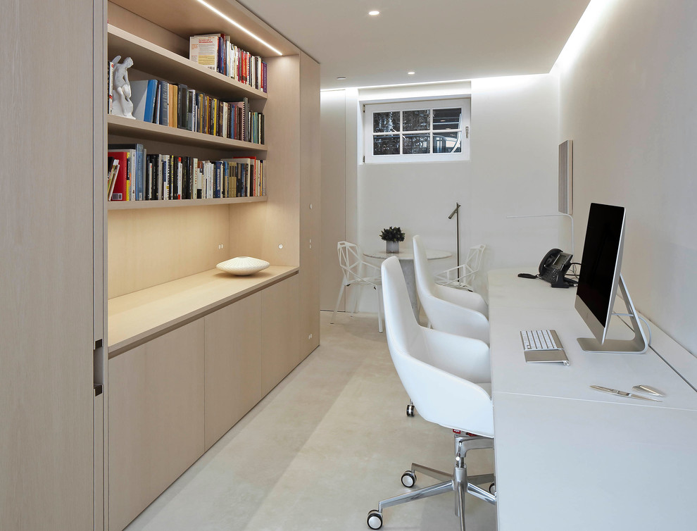 Идея дизайна: рабочее место в стиле модернизм с белыми стенами и бетонным полом