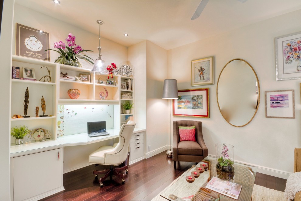 Imagen de despacho actual de tamaño medio con paredes blancas, suelo de bambú, escritorio empotrado y suelo marrón