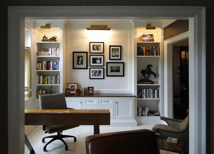 Exemple d'un bureau chic de taille moyenne avec une bibliothèque ou un coin lecture, un mur marron, un sol en carrelage de porcelaine, aucune cheminée et un bureau indépendant.