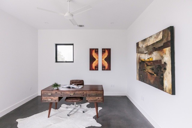 オースティンにある低価格の小さなコンテンポラリースタイルのおしゃれなアトリエ・スタジオ (白い壁、コンクリートの床、暖炉なし、自立型机、グレーの床) の写真