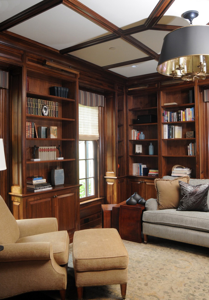 Ejemplo de despacho clásico grande sin chimenea con paredes marrones y suelo de madera oscura