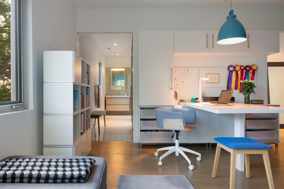 Mittelgroßes Modernes Arbeitszimmer mit weißer Wandfarbe, braunem Holzboden, Einbau-Schreibtisch und braunem Boden in San Francisco