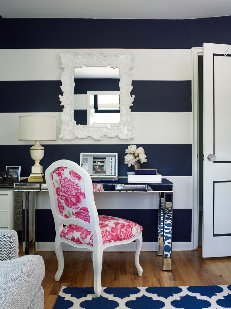 Источник вдохновения для домашнего уюта: кабинет в стиле неоклассика (современная классика) с разноцветными стенами, паркетным полом среднего тона и отдельно стоящим рабочим столом
