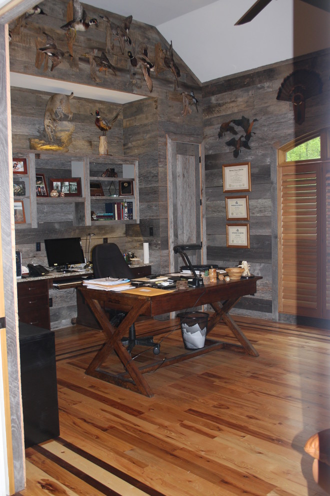 Стильный дизайн: большой кабинет в стиле рустика с серыми стенами, светлым паркетным полом и отдельно стоящим рабочим столом без камина - последний тренд