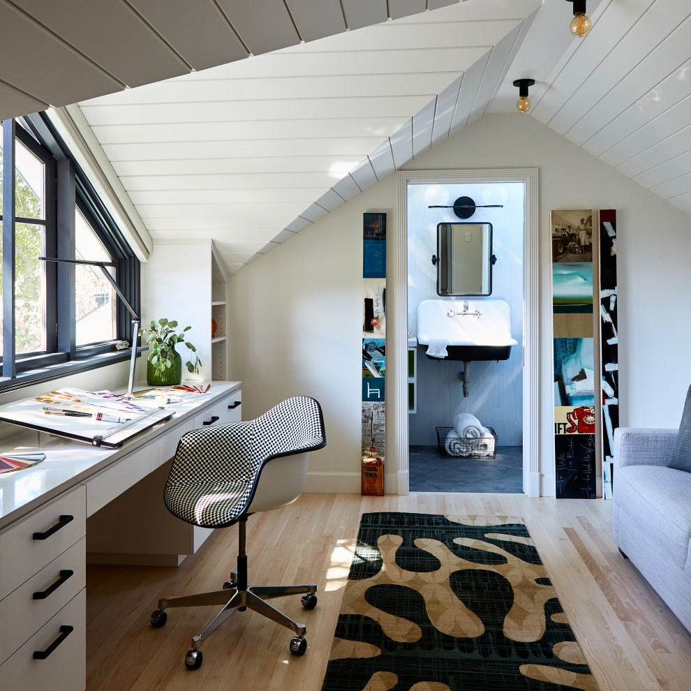 Klassisches Arbeitszimmer mit weißer Wandfarbe, hellem Holzboden, Einbau-Schreibtisch, braunem Boden, gewölbter Decke und Holzdielenwänden in San Francisco