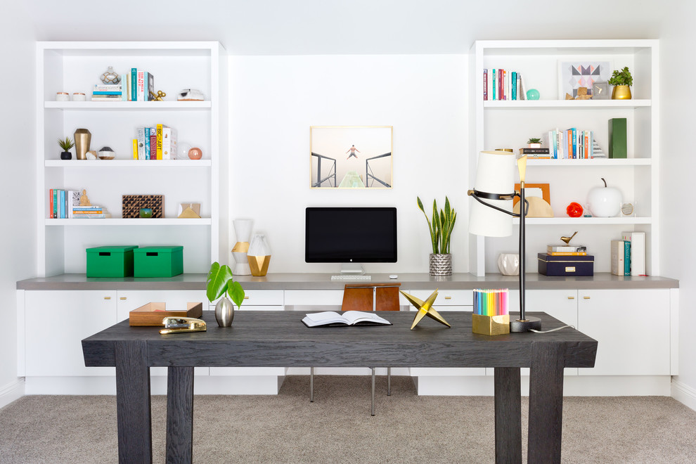 Foto de despacho retro de tamaño medio sin chimenea con paredes blancas, moqueta, escritorio independiente y suelo gris