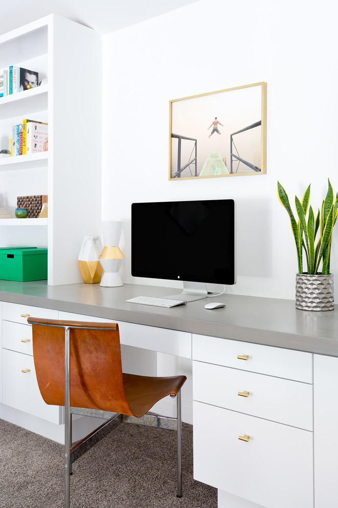 Cette photo montre un bureau rétro de taille moyenne avec un mur blanc, moquette, un bureau intégré, un sol gris et aucune cheminée.