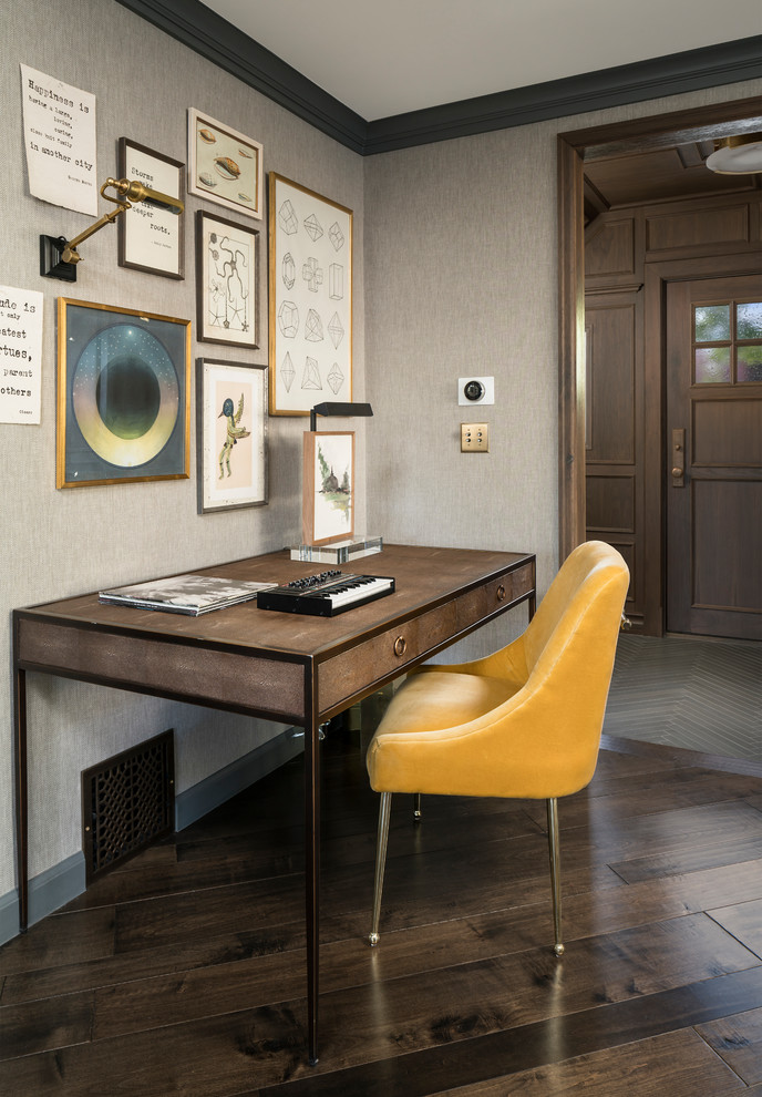 Inspiration pour un bureau traditionnel avec parquet foncé, un bureau indépendant, un sol marron et un mur gris.