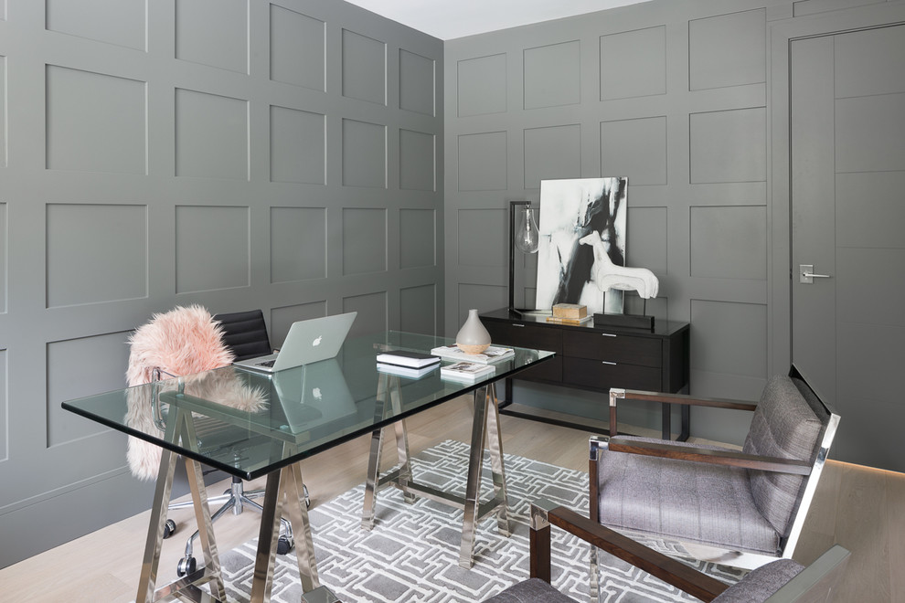 バンクーバーにある高級な広いトランジショナルスタイルのおしゃれな書斎 (グレーの壁、淡色無垢フローリング、自立型机、ベージュの床) の写真
