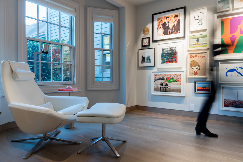 Стильный дизайн: кабинет в стиле модернизм с серыми стенами - последний тренд