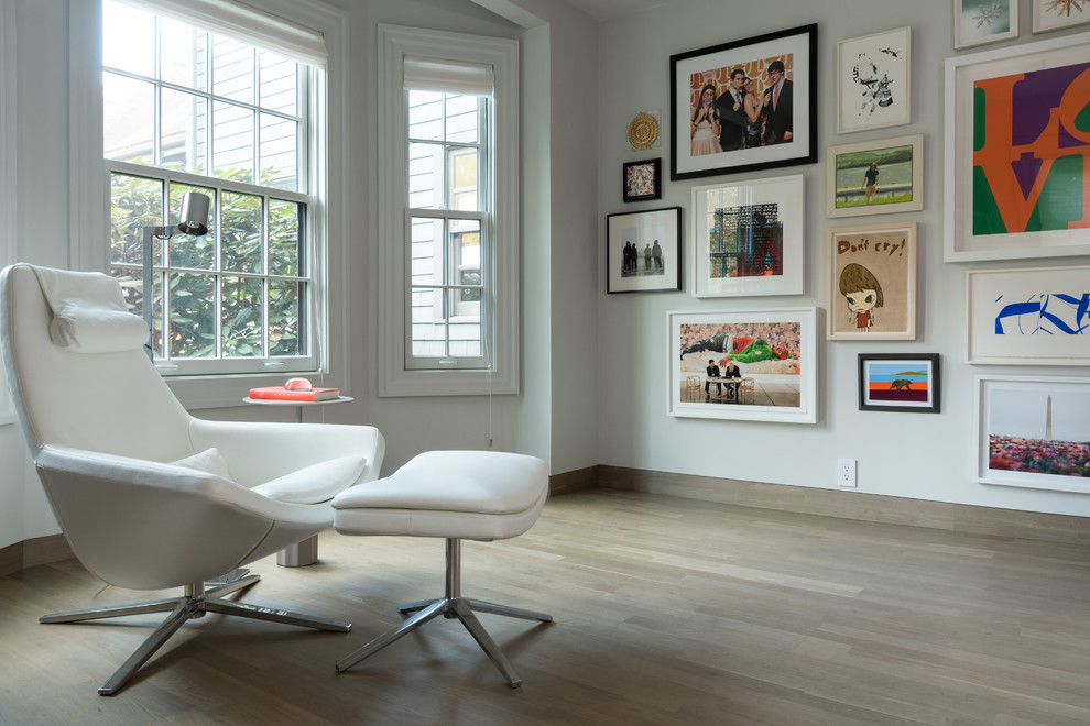 Свежая идея для дизайна: кабинет в стиле модернизм с белыми стенами - отличное фото интерьера