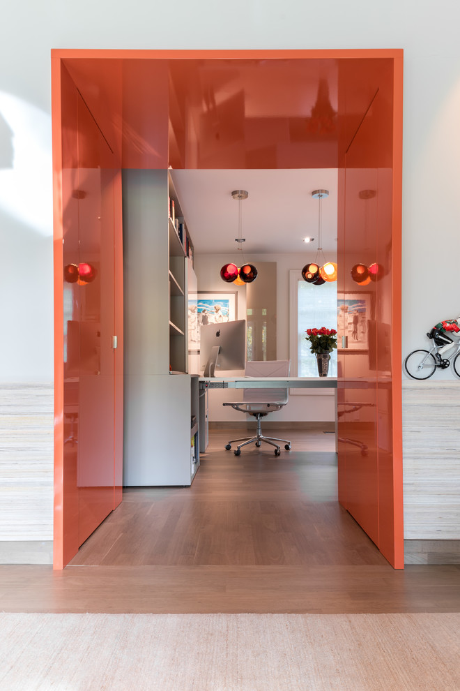 Пример оригинального дизайна: кабинет в стиле модернизм с оранжевыми стенами