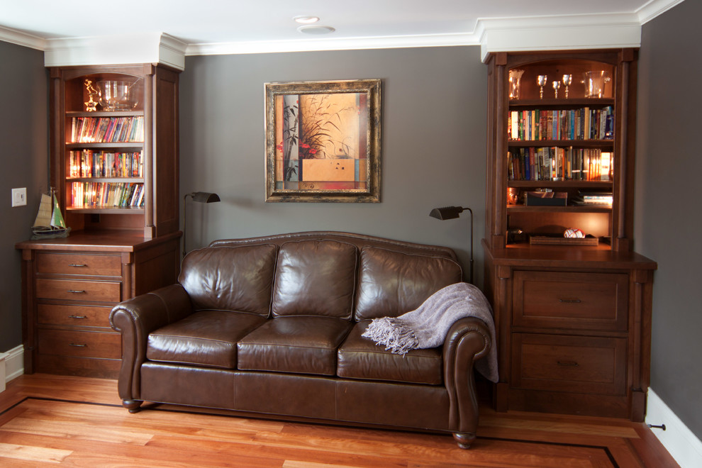 Inspiration för mellanstora klassiska hemmabibliotek, med grå väggar, ljust trägolv och ett inbyggt skrivbord