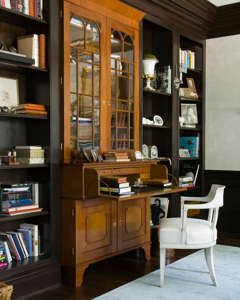 Ispirazione per un ufficio tradizionale con pareti marroni e scrivania incassata