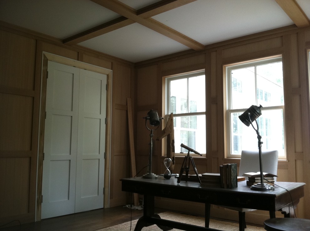 Foto de despacho contemporáneo de tamaño medio con paredes beige, suelo de madera en tonos medios, todas las chimeneas, marco de chimenea de metal, escritorio independiente y suelo marrón