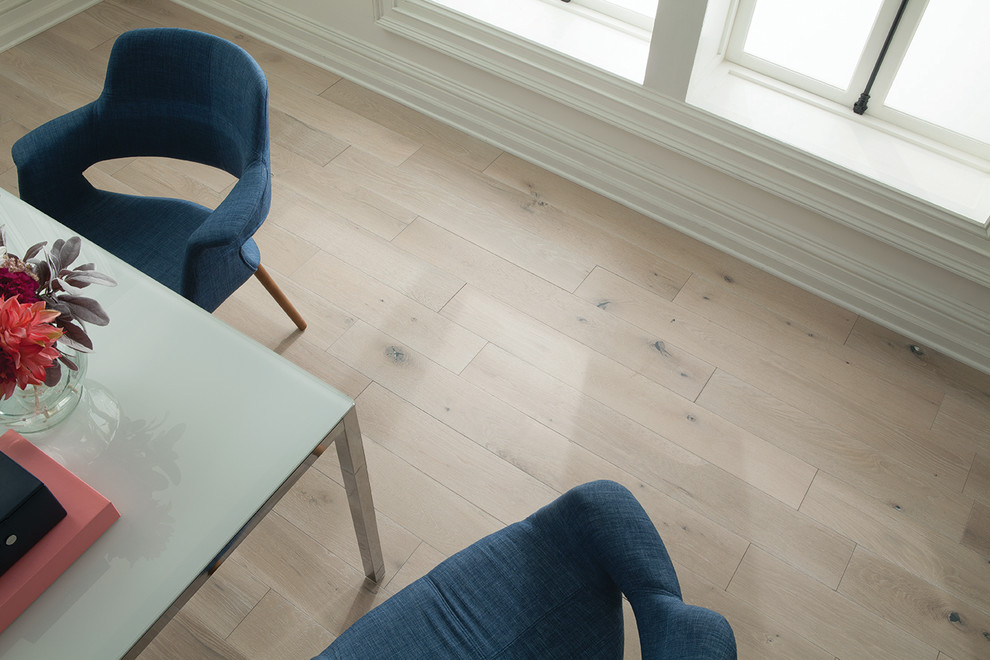 Klassisches Arbeitszimmer mit weißer Wandfarbe, hellem Holzboden und beigem Boden in Sonstige