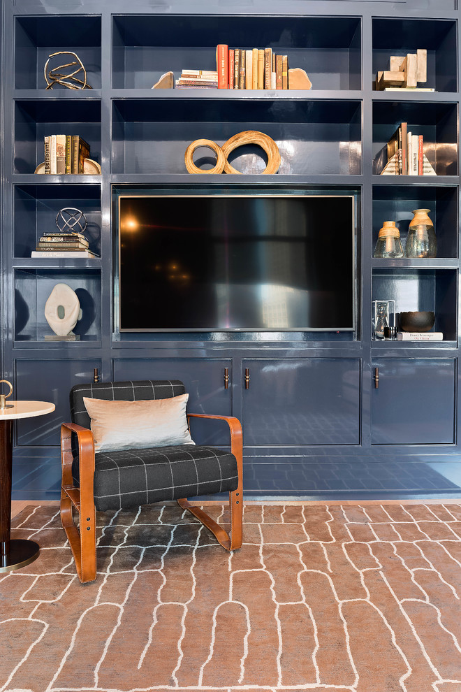 Ejemplo de despacho minimalista grande con paredes azules, suelo de madera clara, escritorio empotrado y suelo beige