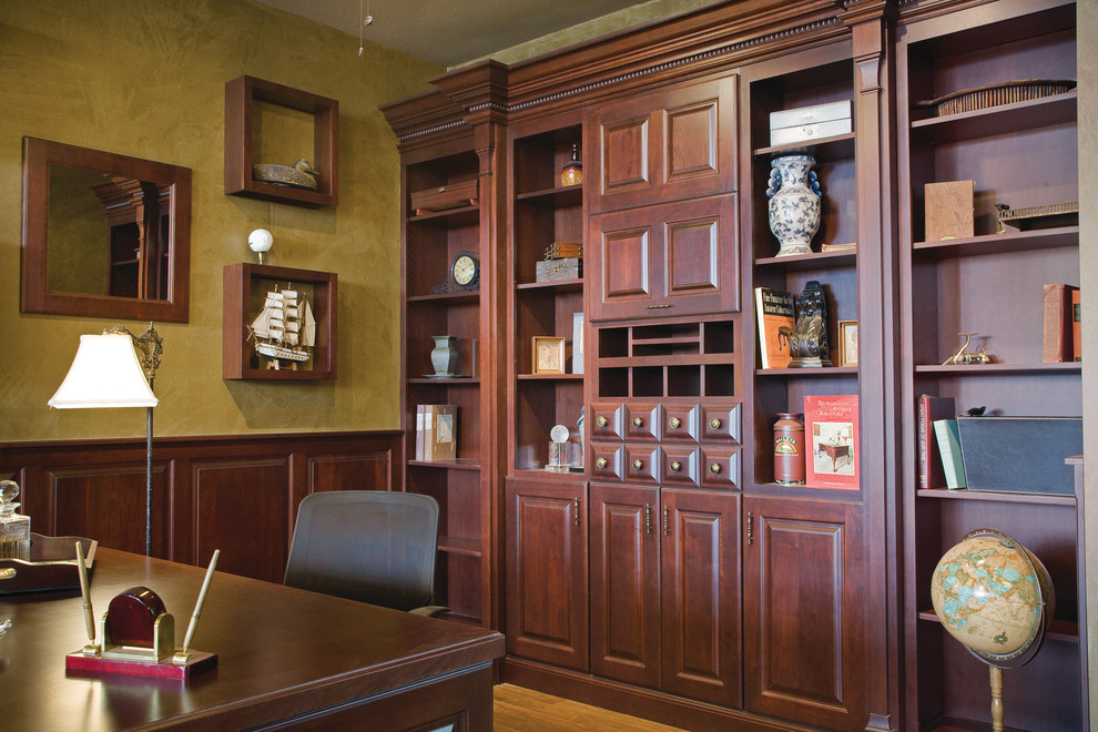 Example of a classic home office design in Miami
