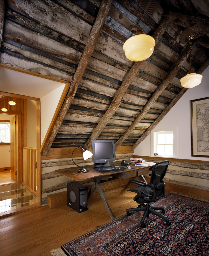 Idée de décoration pour un petit bureau chalet avec un mur blanc, un sol en bois brun et un bureau indépendant.