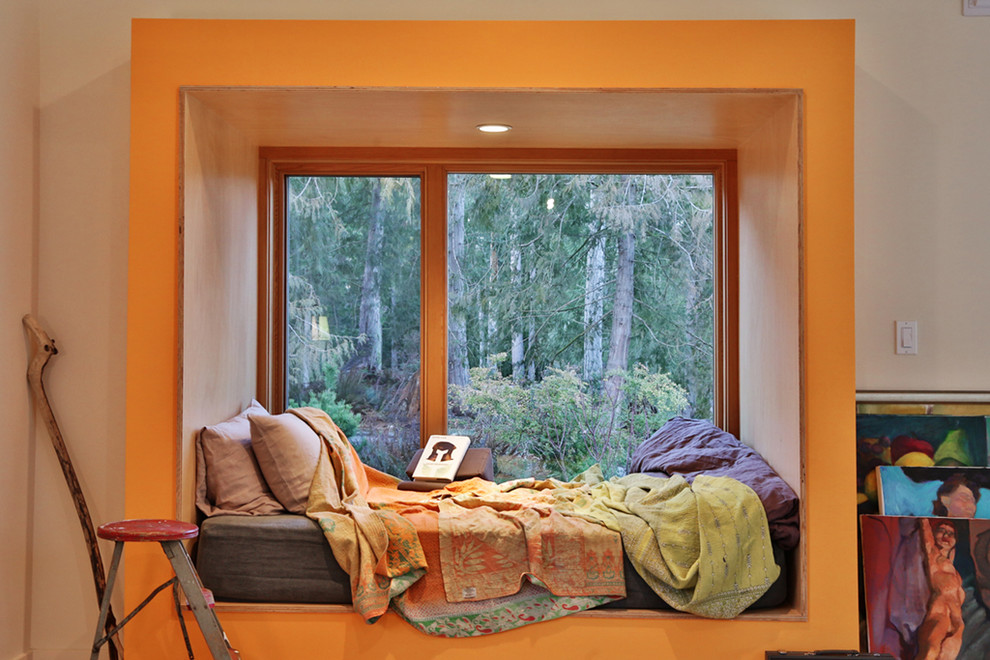 На фото: домашняя мастерская в стиле лофт с оранжевыми стенами, бетонным полом и серым полом
