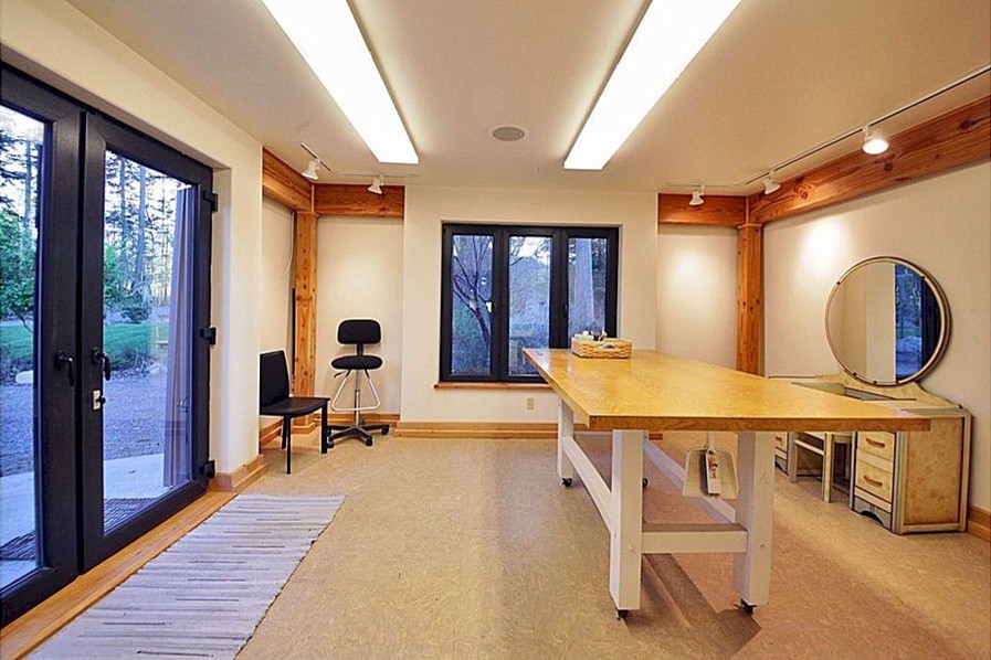 На фото: кабинет среднего размера в стиле лофт с местом для рукоделия, белыми стенами, светлым паркетным полом и отдельно стоящим рабочим столом без камина