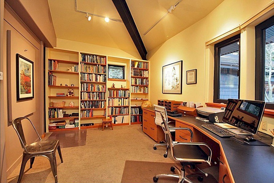 Mittelgroßes Industrial Arbeitszimmer ohne Kamin mit Arbeitsplatz, beiger Wandfarbe, Teppichboden und Einbau-Schreibtisch in Seattle