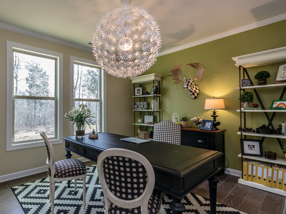 Ispirazione per un ufficio boho chic di medie dimensioni con pareti verdi, pavimento in legno massello medio e scrivania autoportante