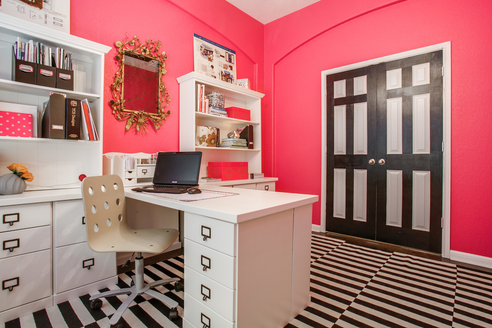 Свежая идея для дизайна: рабочее место среднего размера в современном стиле с розовыми стенами, темным паркетным полом, отдельно стоящим рабочим столом и разноцветным полом - отличное фото интерьера
