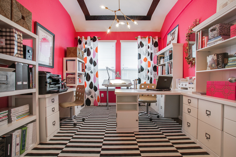 Foto di un ufficio design di medie dimensioni con pareti rosa, parquet scuro, scrivania autoportante e pavimento multicolore