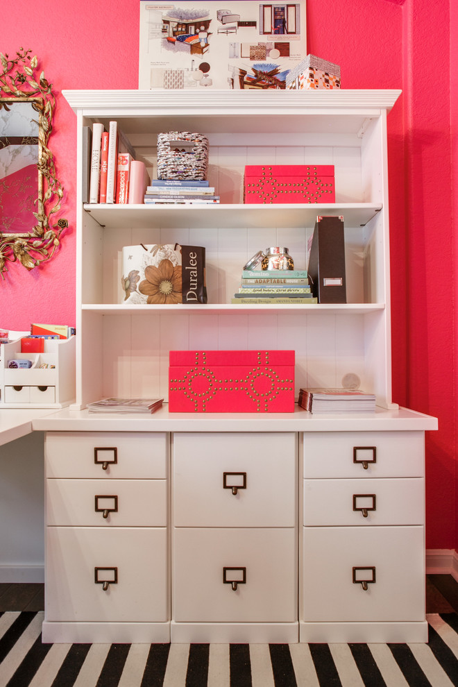 Idée de décoration pour un bureau design de taille moyenne avec un mur rose, parquet foncé et un bureau indépendant.