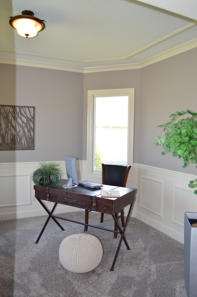 Immagine di un ufficio stile americano di medie dimensioni con pareti viola, moquette, scrivania autoportante e pavimento grigio