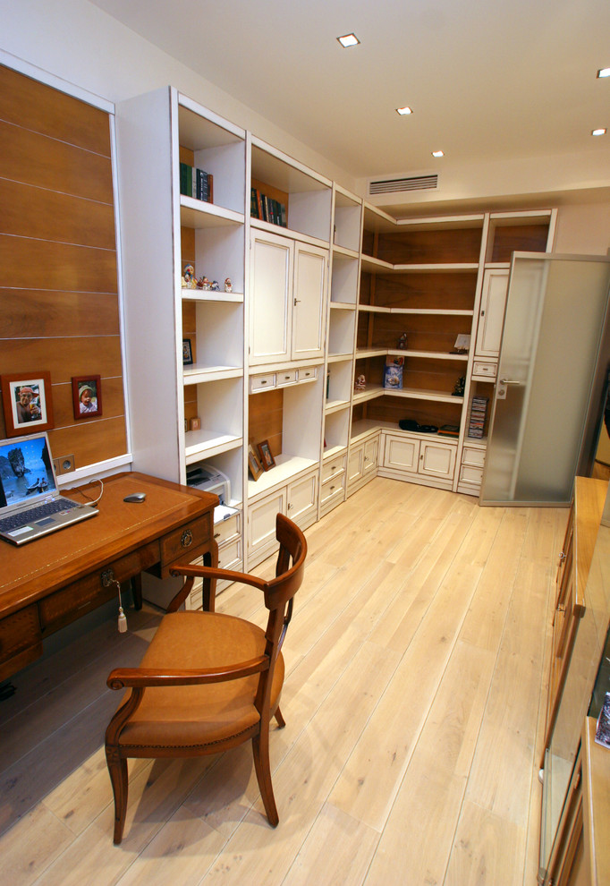 Cette photo montre un bureau chic de taille moyenne avec un mur marron, parquet clair, aucune cheminée et un bureau indépendant.