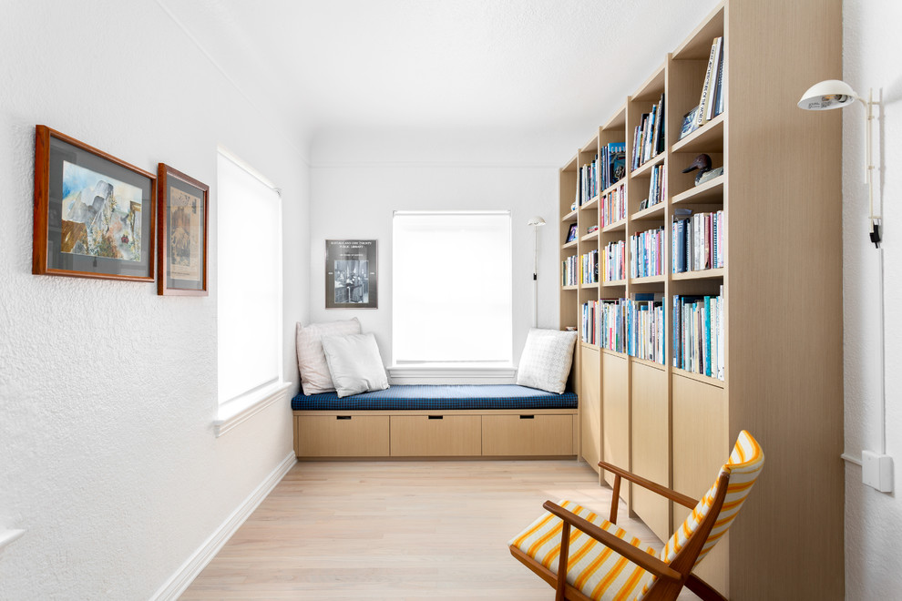 Mittelgroßes Klassisches Lesezimmer ohne Kamin mit grauem Boden, weißer Wandfarbe und hellem Holzboden in Salt Lake City