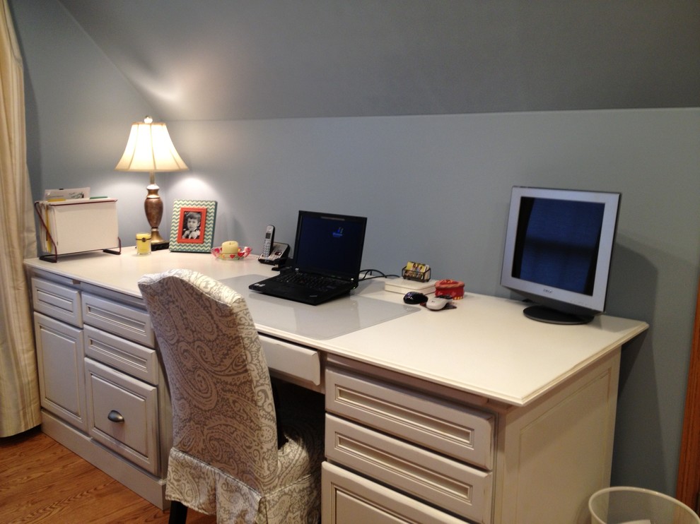 Home office - traditional home office idea in Chicago