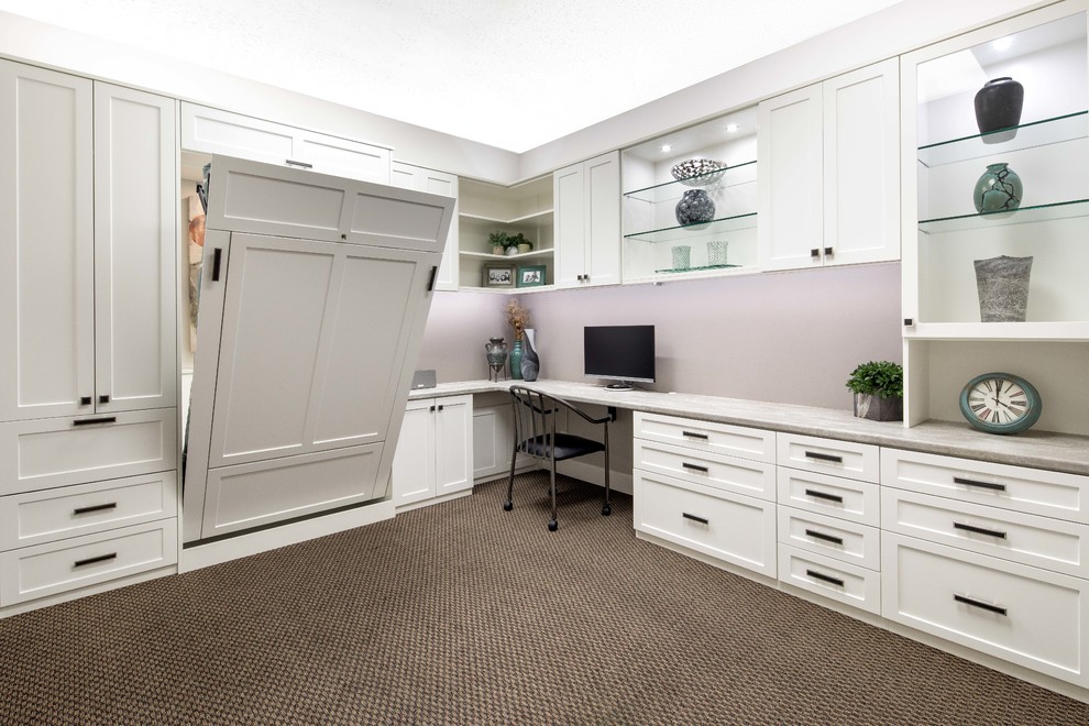Ispirazione per un ufficio classico di medie dimensioni con pareti bianche, moquette, nessun camino e scrivania incassata